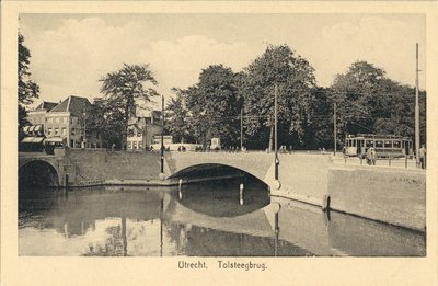 2280 Gezicht op de Tolsteegbrug over de Stadsbuitengracht te Utrecht; geheel links de Bijlhouwerbrug.